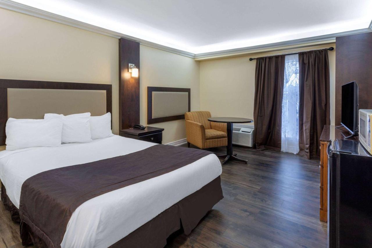 Travelodge By Wyndham Сарнія Екстер'єр фото