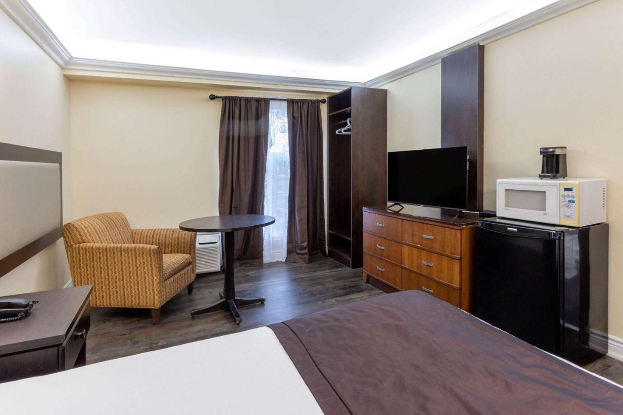 Travelodge By Wyndham Сарнія Екстер'єр фото