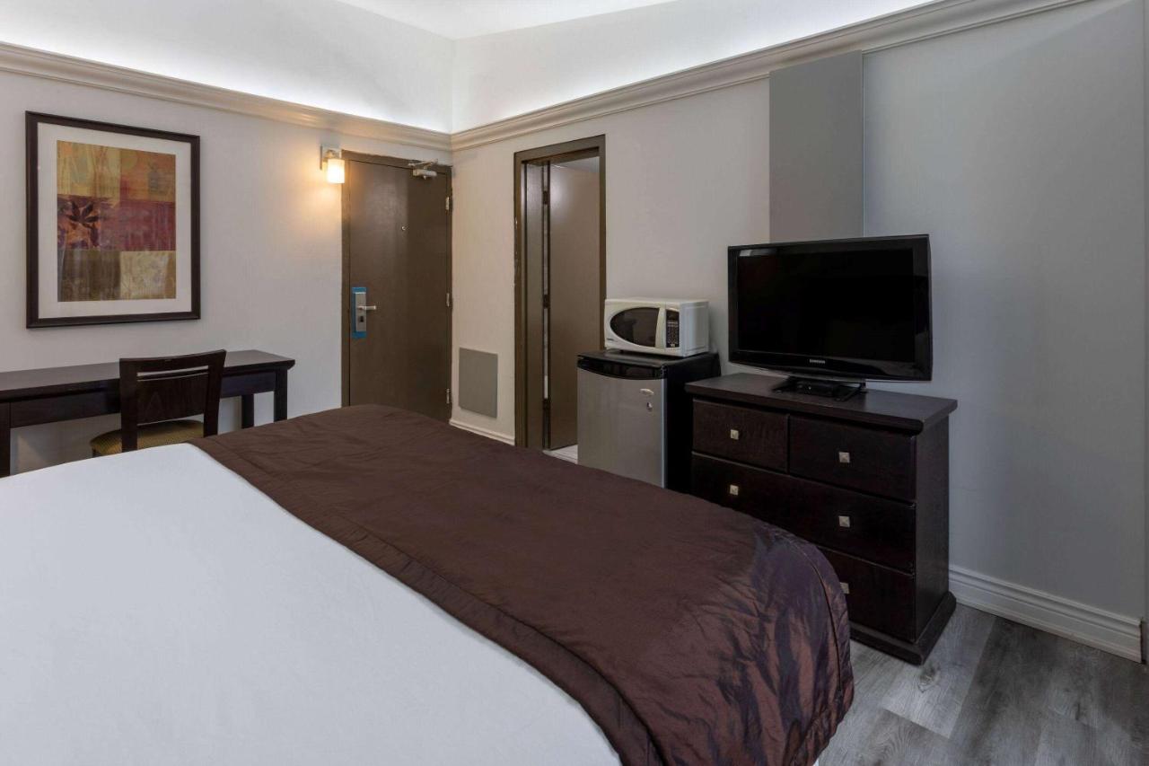 Travelodge By Wyndham Сарнія Екстер'єр фото