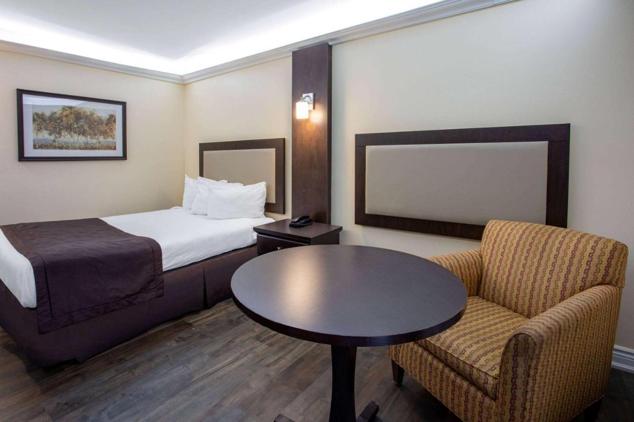 Travelodge By Wyndham Сарнія Екстер'єр фото
