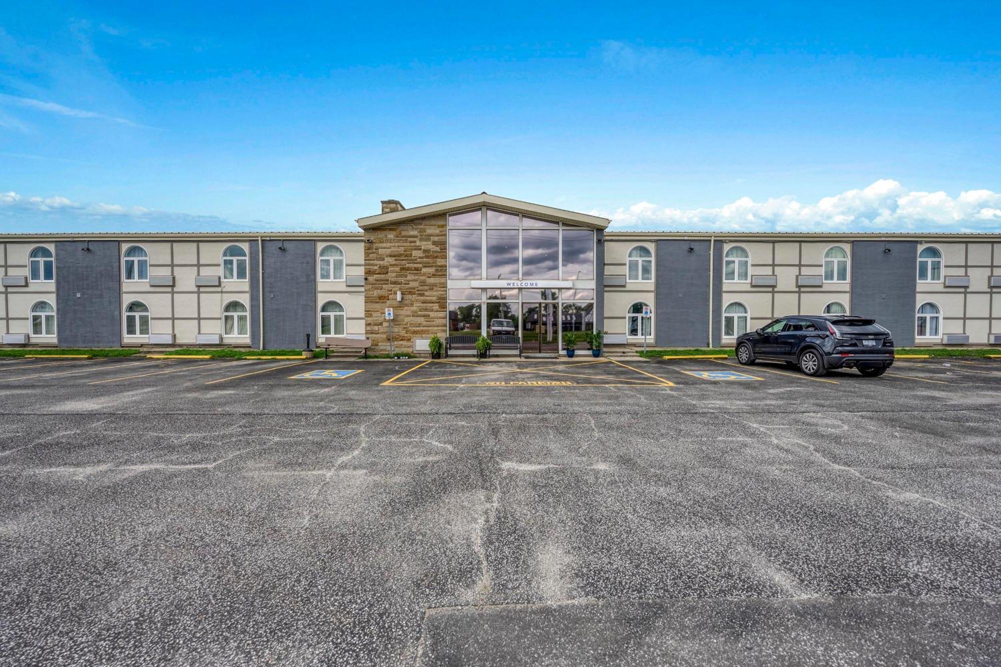 Travelodge By Wyndham Сарнія Екстер'єр фото
