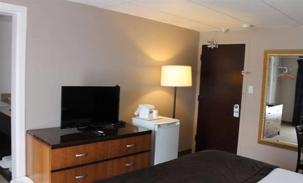 Travelodge By Wyndham Сарнія Екстер'єр фото